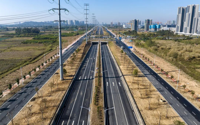 2023年12月28日上午，航拍即将全线通车的清远市区湖城大道。