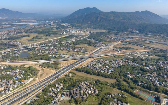 2023年12月28日上午，航拍即将全线通车的清远市区湖城大道。