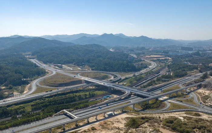 2023年12月28日中午，航拍即将通车的清远市区清晖路南延段。