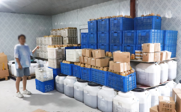 ▲凉山警方查获的涉案蜂蜜