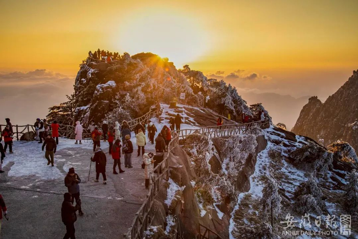 12月25日，雪后初霁的黄山风景区。（程伟如 摄）