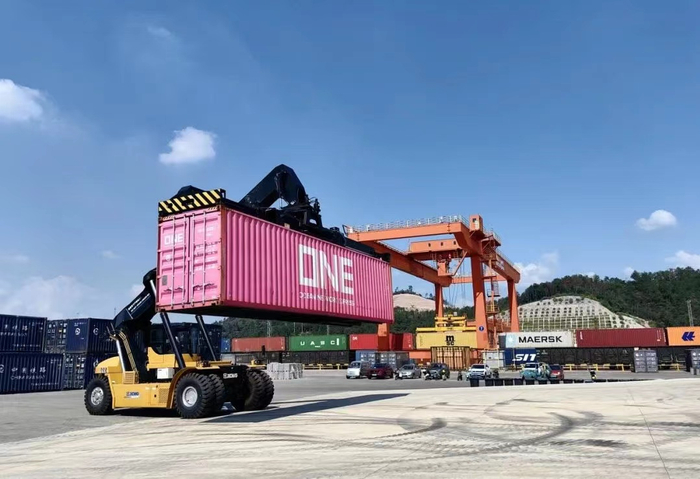 集装箱叉车搬运永康海铁联运货物  