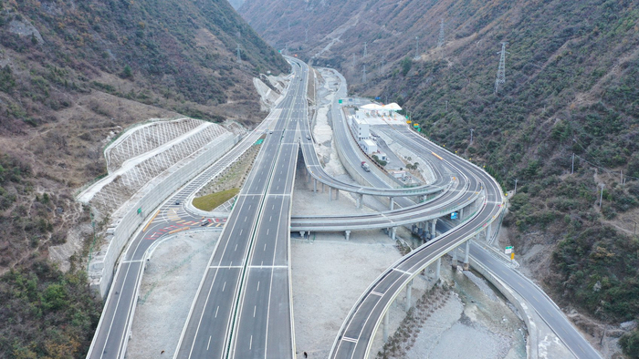 航拍九绵高速九寨沟段柴门关至甲勿海段