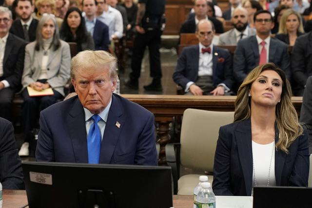 当地时间2023年10月2日，美国纽约，美国前总统特朗普就其涉嫌财务欺诈一案在法院首次出庭。图/IC photo