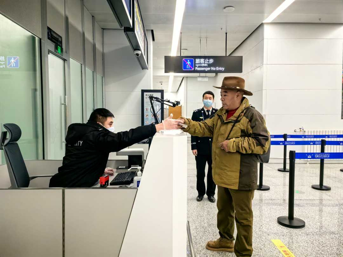 中国游客在拉萨贡嘎国际机场办理飞往加德满都手续　代玲　摄