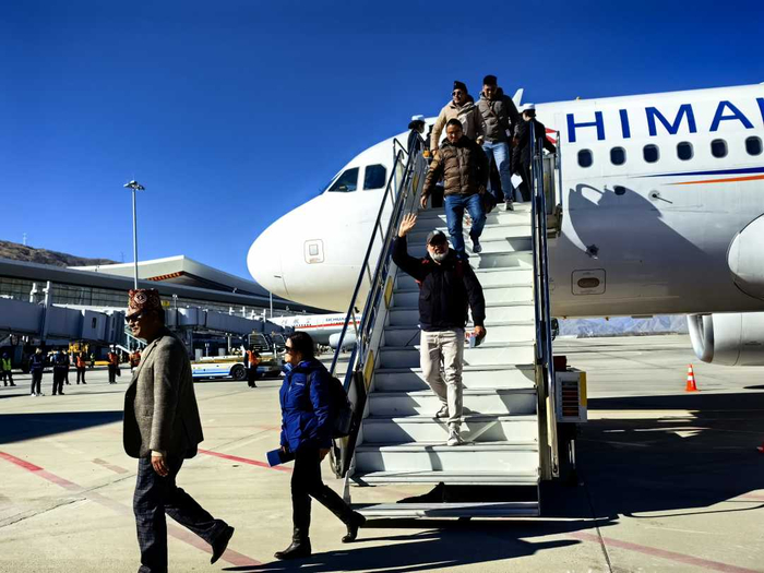 从加德满都飞抵拉萨的旅客　代玲　摄