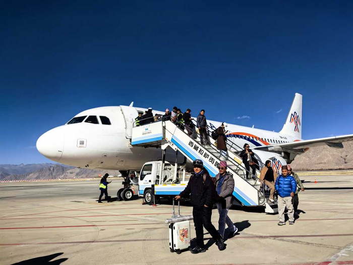 航班抵达　代玲　摄