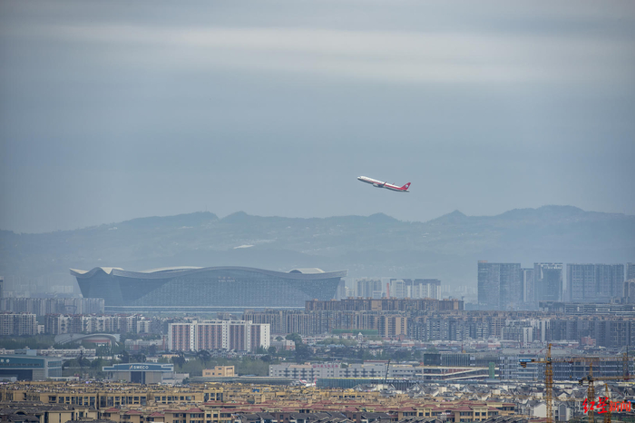 ▲双流机场起降的航班 摄影 王勤