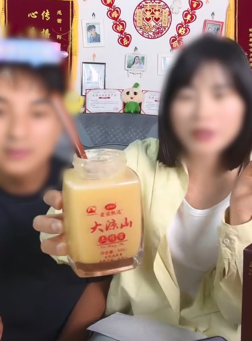 ▲网红主播赵灵儿和曲布在直播中售卖蜂蜜