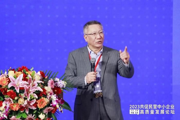 图为北京工商大学原副校长、教授、博导、中国商业会计学会常务副会长谢志华