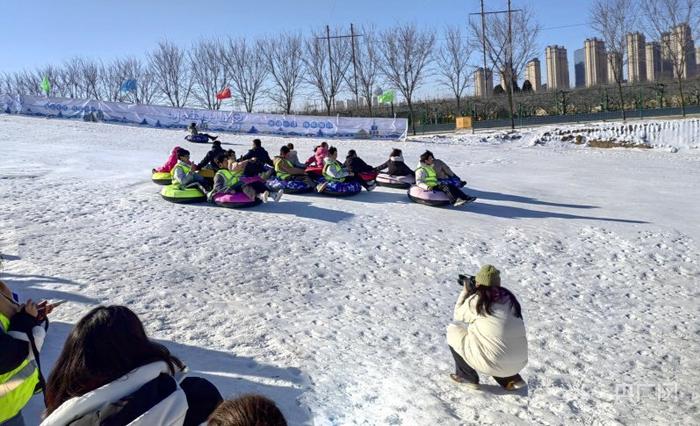 遊客在哈奇遊樂場冰雪大世界景區體驗冰雪運動的樂趣(央廣網發 胡為