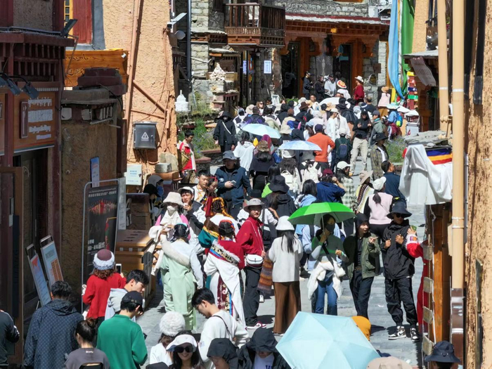 ▲甘孜州景区里游人如织