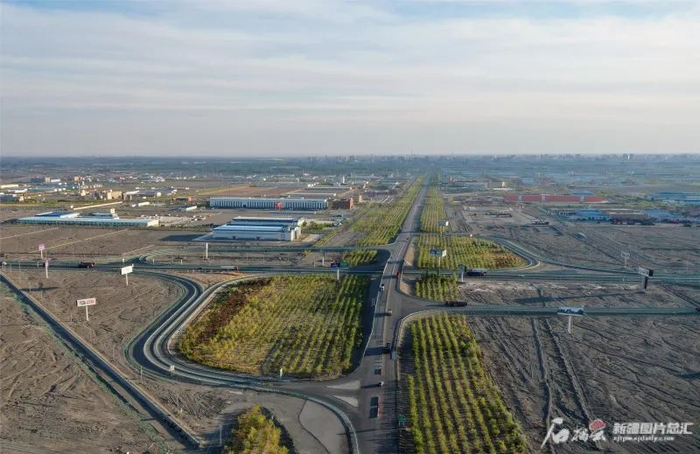 俯瞰连霍高速（G30）哈密市北出口（资料图片，无人机拍摄）。石榴云/新疆日报记者周鹏摄