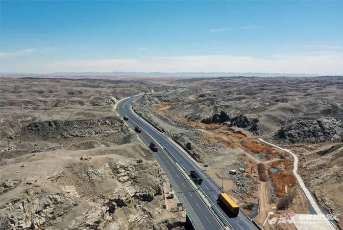 俯瞰连霍高速（G30）星星峡段（资料图片，无人机拍摄）。石榴云/新疆日报记者周鹏摄