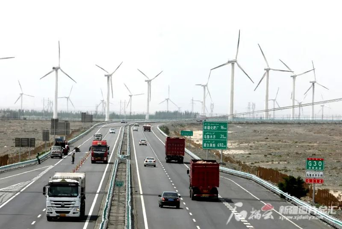 车辆行驶在G30连霍高速上（资料图片）。图片由自治区交通运输厅提供