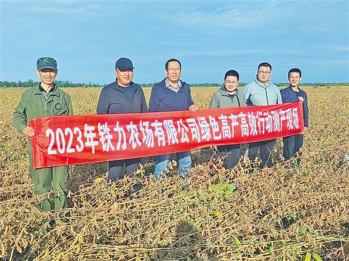     农业农村部大豆产业技术体系岗位科学家张玉先团队连续四年在垦区创造亩产突破300公斤的佳绩。
