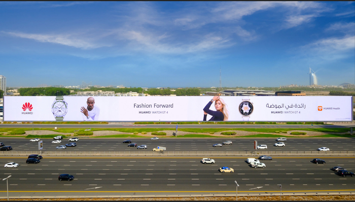图为华为穿戴时尚“大牌”登陆迪拜谢赫扎伊德大道