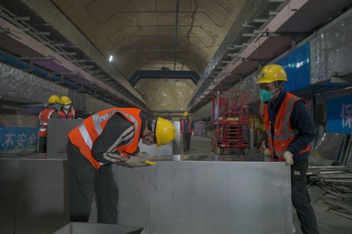 9月19日，工作人员在中国锦屏地下实验室二期内作业。新华社记者 薛晨 摄