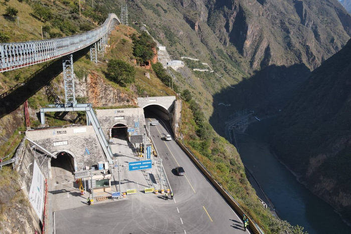 这是雅砻江畔，中国锦屏地下实验室所在的锦屏山隧道口（11月8日摄，无人机照片）。新华社记者 胥冰洁 摄