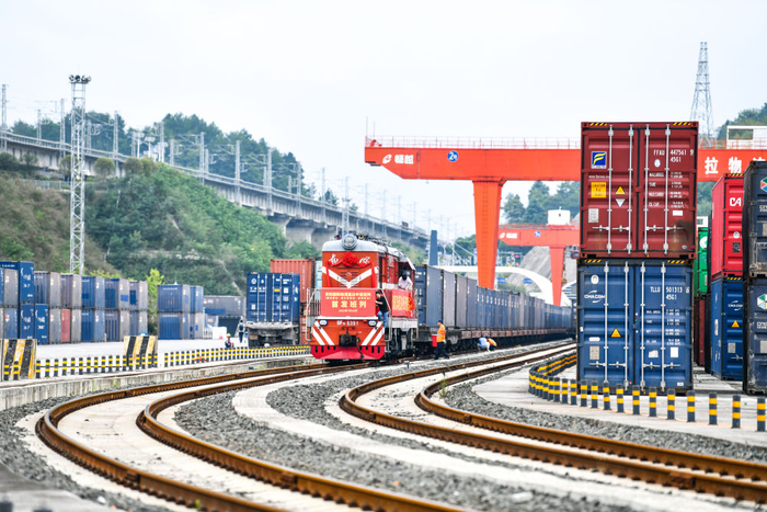   2023年7月28日，贵阳国际陆港首次开行的直达中亚班列停靠在贵阳都拉营站。新华社记者 杨文斌 摄
