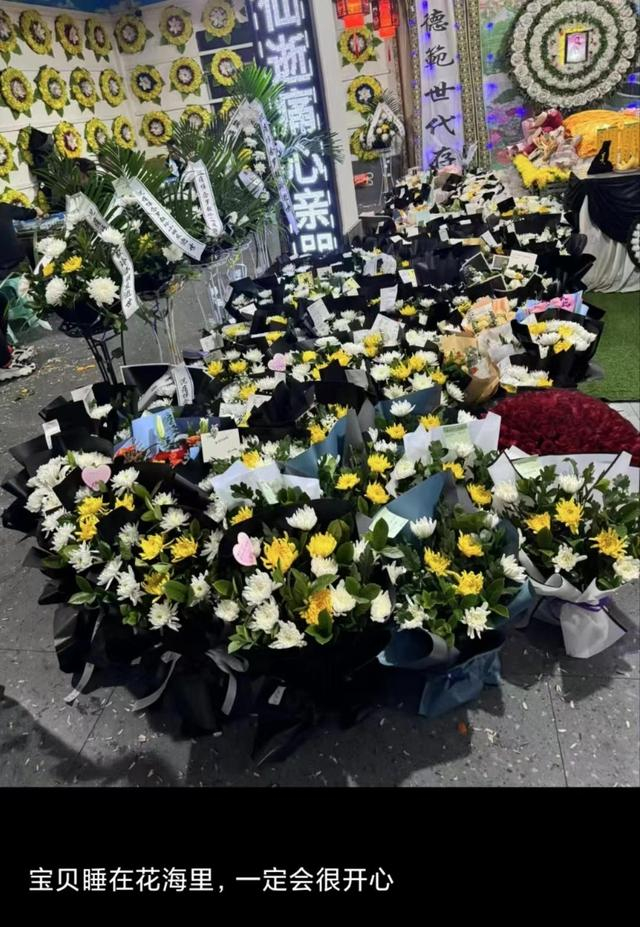 ▲罗先生在朋友圈中写道：“宝贝睡在花海里，一定会很开心。”