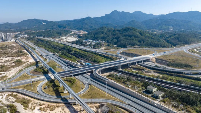 2023年12月28日中午，航拍即将通车的清远市区清晖路南延段。