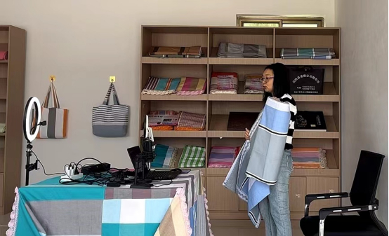 “梅珍粗布坊”直播间正在展示粗布。于文辉摄