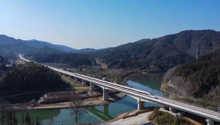 12月27日11时24分，黄山驶向南昌的首趟G4817从中铁隧道局三标平里阊江特大桥通过。（李博 摄）