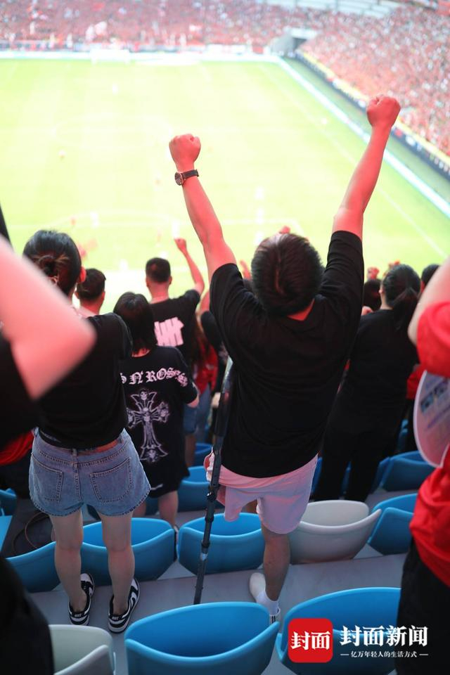 胡金学在凤凰山看球。陈羽啸摄