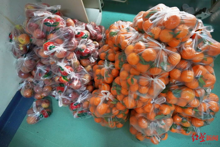 ▲刘大爷购买的部分水果