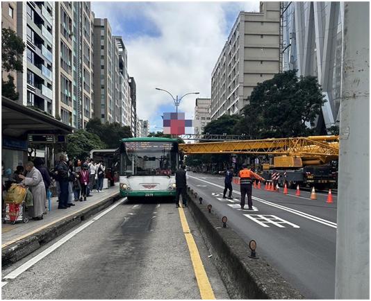惊恐！台北一起重机吊臂“扫中”公交车，岛内网民：很离谱！