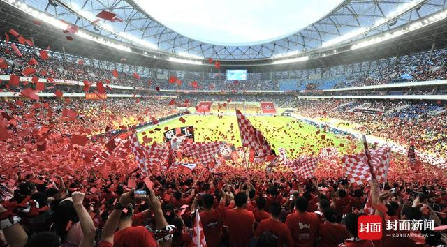 凤凰山中超比赛火热的氛围。陈羽啸摄