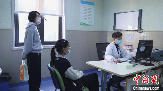 余杭二院内，医生正在接诊。肖健 摄