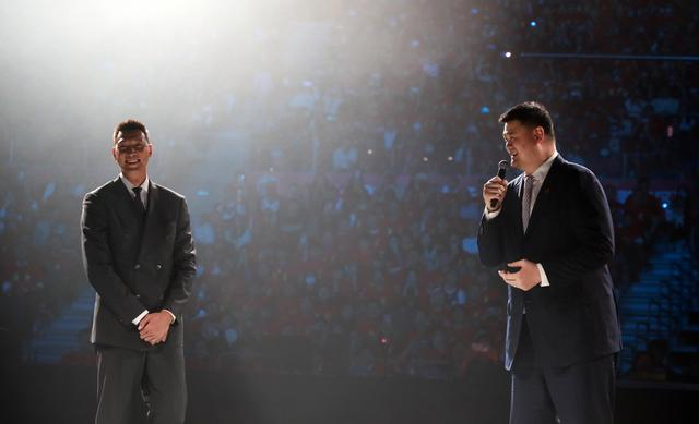 中国篮协主席姚明现场为易建联送祝福。  图/新华社