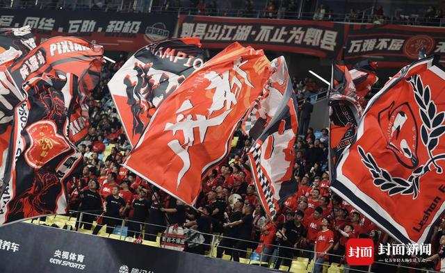 凤凰山比赛时各球迷协会旗帜招展。陈羽啸摄