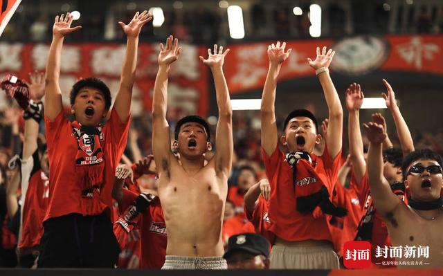 球迷掀起人浪。陈羽啸摄
