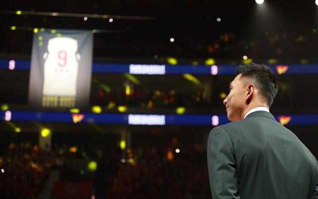 易建联目送9号球衣升上广东队主场顶端。  图/新华社