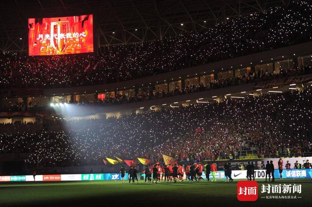 赛后熄灯大合唱。陈羽啸摄