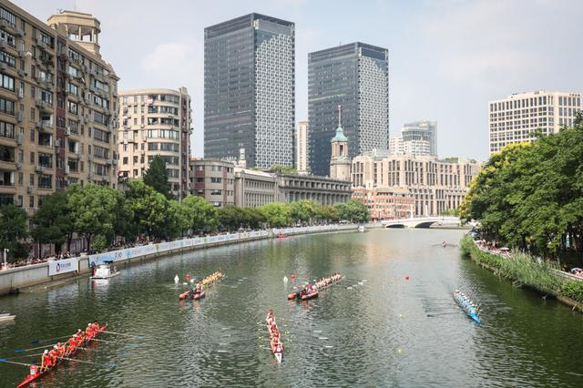 9月17日，2023上海赛艇公开赛来到第二个比赛日，当天主要进行了各组别的500米城市冲刺赛。 海沙尔 摄