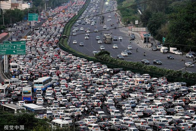 当地时间2023年4月25日，印度古尔冈，德里-斋普尔高速公路上交通堵塞。图片来源：视觉中国
