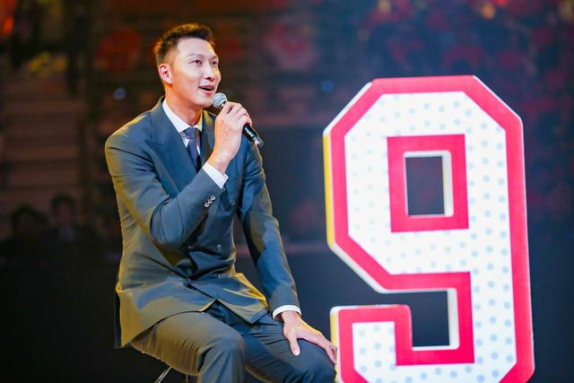 易建联在现场回顾了自己的职业生涯。  图/新华社