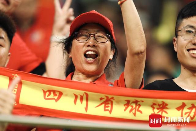 张利梅在凤凰山为球队呐喊。陈羽啸摄