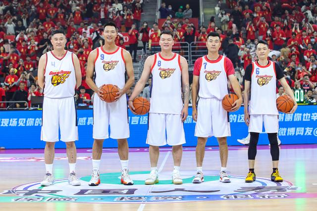 广东宏远队老队员杜锋、易建联、朱芳雨、王仕鹏、陈江华（从左至右）组成的广东传奇队在仪式后合影。  图/新华社