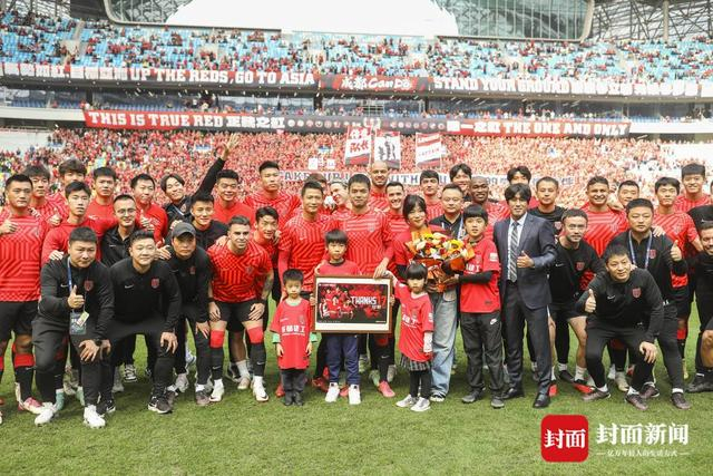 赛季收官之战，球队为队长甘锐举行退役仪式。陈羽啸摄