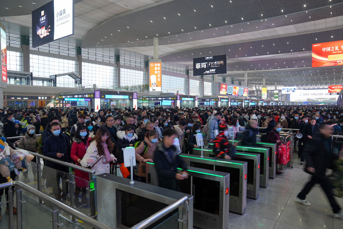 ▲铁路成都东站检票进站的旅客