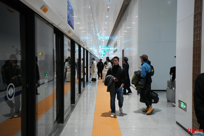 ▲铁路天府机场站站台上候车的旅客