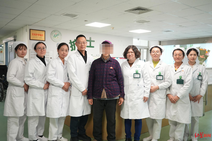 ▲刘大爷出院前和医护人员合影