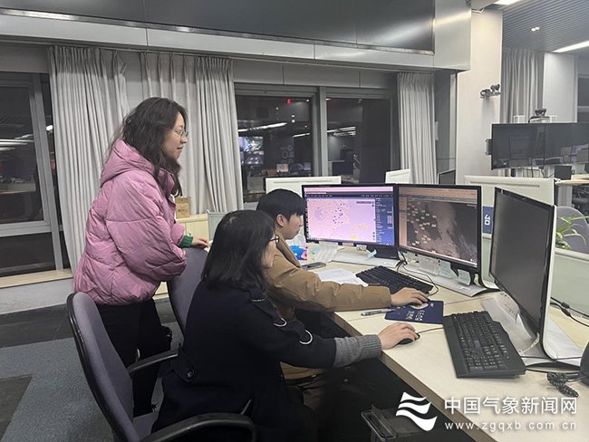 上海海洋中心气象台预报团队开展大雾气象保障服务。严继红 摄影