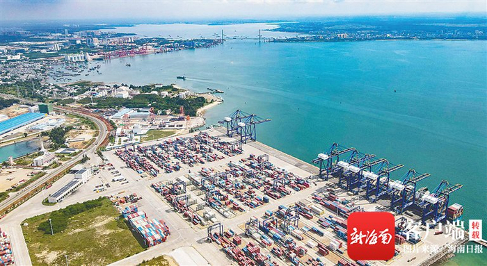 　　洋浦国际集装箱码头。海南日报记者 陈元才 摄