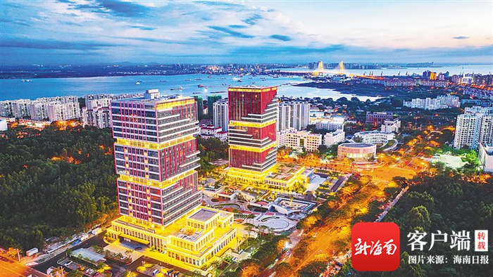 　　位于洋浦新英湾大道的洋浦国际航运大厦。 海南日报记者 陈元才 摄